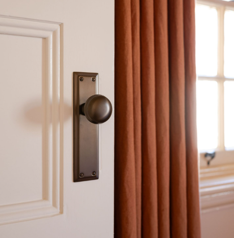 Richmond Door Knob – Long Backplate