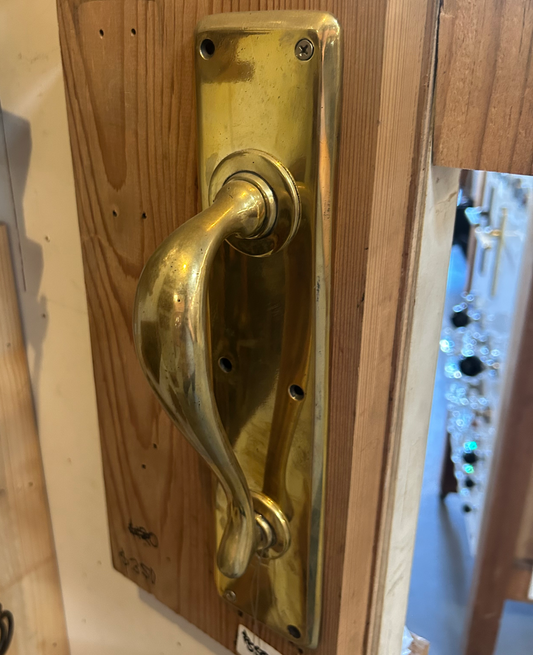 Pull Handle on Backplate