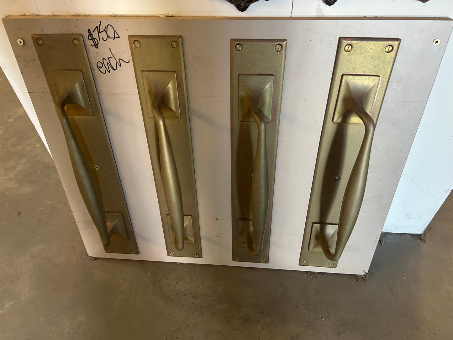Pull Handle on Backplate